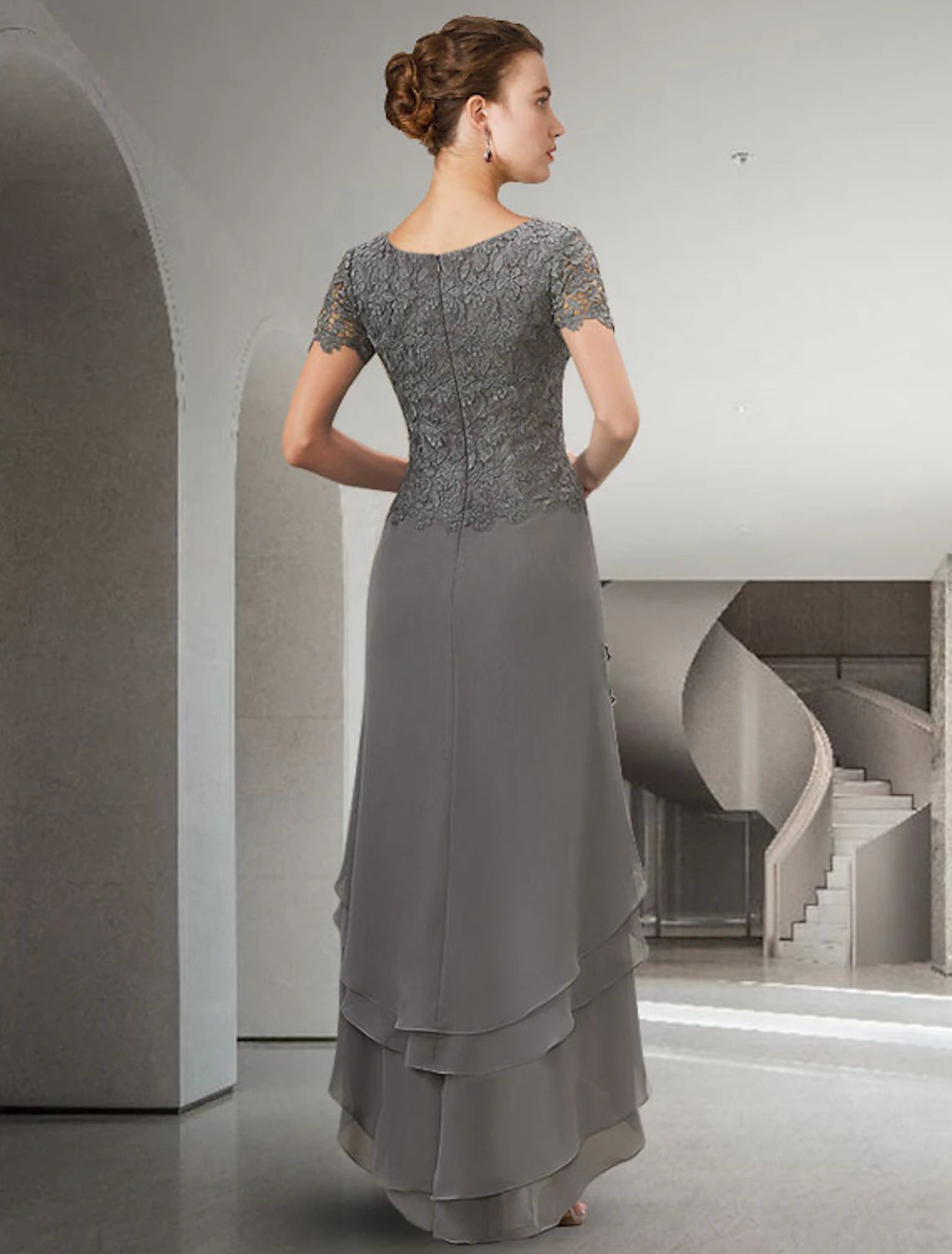 Abito da madre della sposa a trapezio, elegante, con scollo a V asimmetrico, lunghezza al pavimento, in chiffon e pizzo, maniche corte, con applicazioni e volant a cascata.